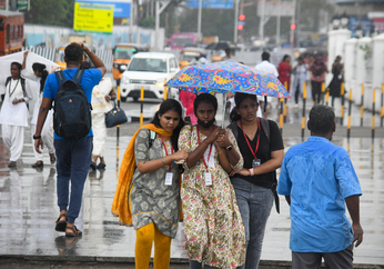 चेन्नई में बारिश ने दी गर्मी से राहत.. देखें वीडियो...