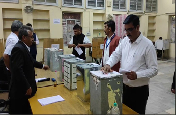 देखें Video...डेढ़ हजार में से 1359 अधिवक्ताओं ने किया मतदान