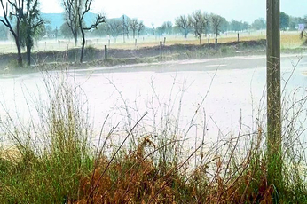 अन्नदाता पर कूदरत ने बरपाया ओले का कहर, किसानों की सांसें गई ठहर .... यहां देखे खेतों में बिछी बर्फ की चादर ........