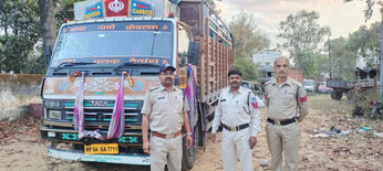 video story- यातायात थाना के सामने से कोतवाली पुलिस ने किया कबाड़ से भरा ट्रक जब्त