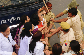 Video: जयपुर में डॉक्टर्स पर पुलिस ने बरसाईं लाठियां, महिलाओं को भी नहीं बख्शा, कई घायल