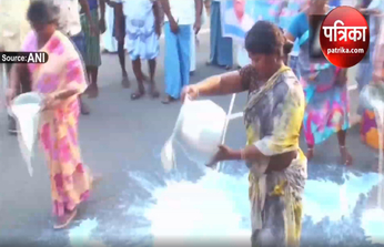 तमिलनाडु में डेयरी किसानों का सरकार के खिलाफ प्रदर्शन जारी, सड़कों पर दूध फेंक कर जताया विरोध