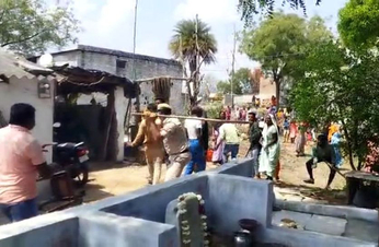 Video: अतिक्रमण हटाने के दौरान लाठीभाटा जंग,  5 जवान घायल