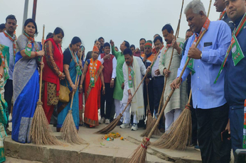 प्रधानमंत्री के दौरे के पहले भाजपा ने चलाया अस्सी घाट पर स्वच्छता अभियान
