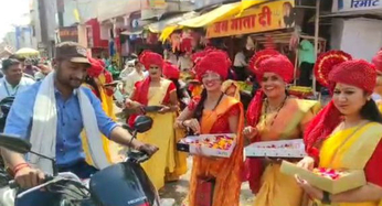 वीडियो स्टोरी : हिंदू नव वर्ष का किया स्वागत, बरसाए फूल हुई राम आरती