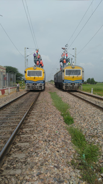 उत्तर पश्चिम रेलवे: लाइनों पर करंट के लिए बिछा तारों का जाल, अब ट्रेनों का इंतजार