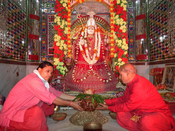 नवरात्र पर हुई घट स्थापना, अखण्ड ज्योत के साथ मां दुर्गा की आराधना शुरू