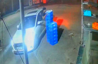 Video: Luxury Car में आया और चुरा ले गया दूध की थैलियां, CCTV में कैद हुई जयपुर की यह वारदात