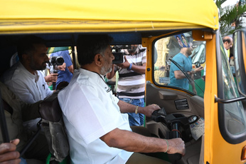 VIDEO: कांग्रेस प्रदेश अध्यक्ष ने ऑटो रिक्शा क्यों चलाया