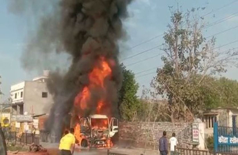 देखें वीडियो : कोटा स्टोन से भरे खड़े ट्रक के केबिन से उठी आग की पलटें, चालक जान बचाकर भागा