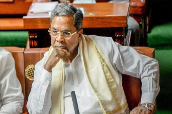Video: कर्नाटक के पूर्व CM सिद्धारमैया ने खोया आपा, सबके सामने कांग्रेस कार्यकर्ता को मारा थप्पर