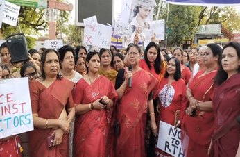 देखें. Video...महिला चिकित्सकों ने लाल परिधान पहन जताई नाराजगी, निकाली रैली