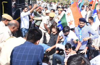 Video: अपनी ही सरकार में पीटे NSUI कार्यकर्ता, जयपुर में पुलिस ने जमकर चलाई लाठियां