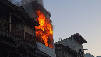 video- मुख्य बाजार में अग्नि हादसा, जलकर खाक हुआ नया शो-रूम