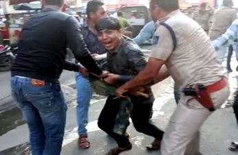 वीडियो न्यूज : पानी की बौछारों के बीच पुलिस व कांग्रेसियों में हुई छीनाझपटी