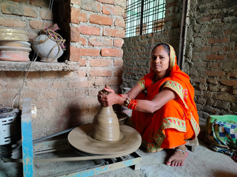 सुमन अपने हाथों के हुनर से गांव की मिट्टी को बना रही आमदनी का जरिया