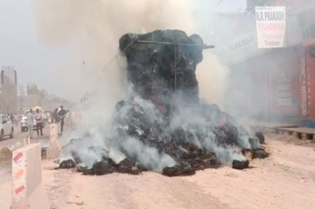 Video:ट्रैक्टर ट्रॉली में बिजली के तारों के टकराने से लगी आग