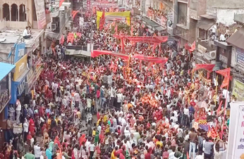 VIDEO...राजसी ठाठ से निकली श्रीराम शोभायात्रा, आसमां से इस कदर बरसे फूल
