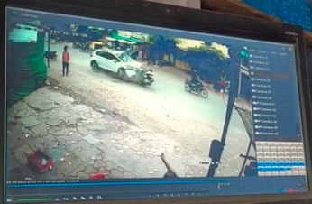 video: तेज गति से आ रही कार ने स्कूटर को टक्कर मारी। भंवरकुआं इलाके में हुई दुर्घटना में हुई दो की मौत।