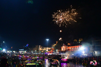 धर्म नगरी में दीपावली सा नजारा, 11 लाख दीपों से रोशन हुआ चित्रकूट