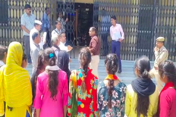 Video: नवनिर्मित मॉडर्न इंटर कॉलेज बालिका शिक्षण सत्र का संचालन शुरू कराने को छात्रों ने किया हंगामा