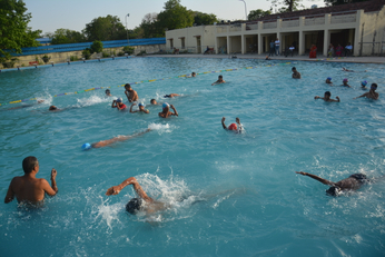 समर सीजन शुरू स्विमिंग पूल में बढऩे लगी बच्चो की भीड़,देखे वीडियो