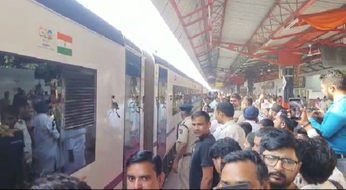 Video: मेरठ सिटी स्टेशन पर पहुंची वंदे भारत एक्सप्रेस का ऐसा हुआ स्वागत