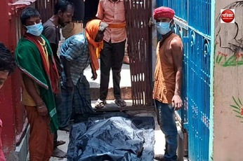 Varanasi News : वाराणसी के एक मकान में मिली तीन लाश, फैली सनसनी, देखें वीडियो