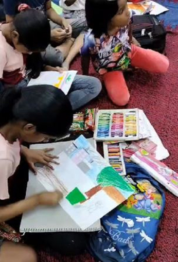 कोलकाता: कल्पनाओं में बच्चों ने भरे रंग