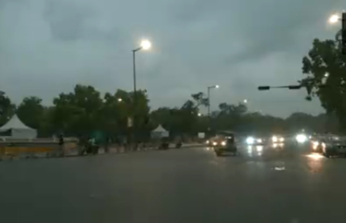 Video: NCR में पांच घंटे भारी बारिश और तेज रफ्तार हवा का अलर्ट, देखें वीडियो