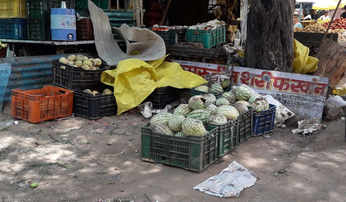 गर्मी में बीमारियों को न्योता दे रहे दूषित रस व बिना ढके फल