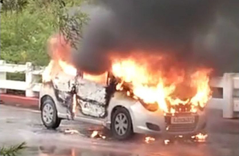 Video: आग के गोले में दबदील हुई चलती कार