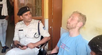 Video: झांसी में भटकता मिला विदेशी युवक, पुलिस ने दिल्ली पहुंचाया