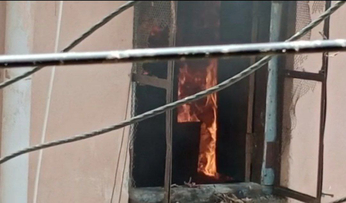 धमाके के साथ शॉर्ट सर्किट, चिंगारी से घर में लगी आग
