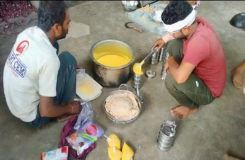 गरीबी देखकर पिघला मन, दो साल से 23 गांव के अनाथ बच्चों व बुजुर्गो को खिला रहे भोजन