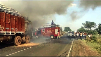 गेहूं लोड ट्रक में लगी आग, देखने वालों के उड़े होश - देखें वीडियो