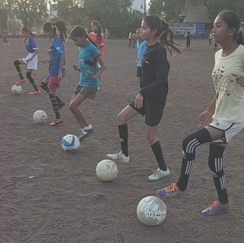 वीडियो स्टोरी : बेटियां सीख रही फुटबॉल की बारीकियां