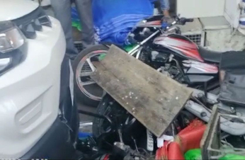 भीड़-भाड़ वाले बाजार में बाइकों को रोंदते हुए कार दुकान के बाहर रखी भट्टी से जा टकराई, चार झुलसे