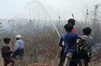 खरसिया के नावागांव स्थित प्लांटेशन में लगी आग