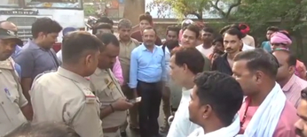Chitrakoot News Video: रोडवेज बस में पथराव के बाद कंडक्टर की पिटाई,अब