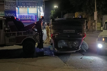 रात की घटना : बोलेरो की टक्कर से सड़क पर पलटी कार, मच गई चीख पुकार