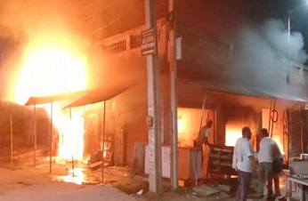 भीषण अग्रिकांड : कबाड़ स्टोर में लगी आग से तीन दुकानें जलकर हुई स्वाह