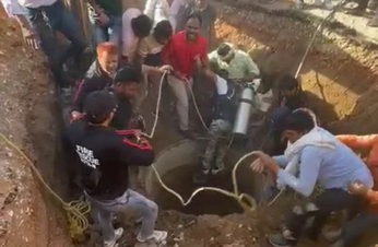 Video: सीवरेज लाइन की सफाई के दौरान दम घुटने से तीन मजदूरों की मौत
