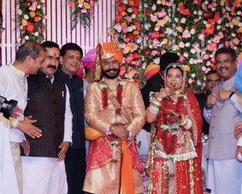 केंद्रीय मंत्री नरेंद्र सिंह तोमर की बेटी की शादी में पहुंची कई राजनीतिक हस्तियां, देखें वीडियो