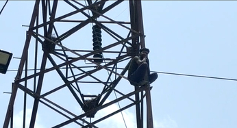 Video हाईटेंशन बिजली टॉवर पर चढ़ा शराबी