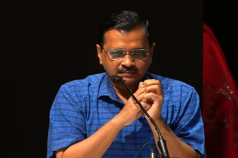 VIDEO: केजरीवाल के सामने लगे मोदी-मोदी के नारे, हाथ जोड़ दिल्ली CM ने कहा- 5 मिनट मेरी बात सुन लें