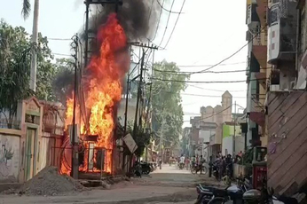 Mirzapur video: ट्रांसफार्मर पर बंदर के गिरने से हुए शार्ट शर्किट के कारन लगी भीषण आग