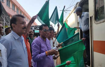 अहमदाबाद-मेंगलूरु स्पेशल ट्रेन को सांसद ने दिखाई हरी झंडी