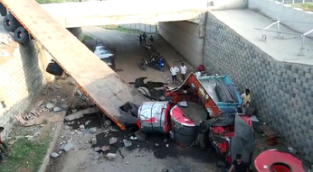 दिल्ली-मुंबई हाई-वे पर दौड़ रहे ट्रक के चालक को जैसे ही लगी झपकी और फिर जो हुआ वह उसने सौचा नहीं था...देखे वीडियो