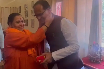 Video : उमा भारती से MP सीएम शिवराज सिंह चौहान ने आशीर्वाद लिया